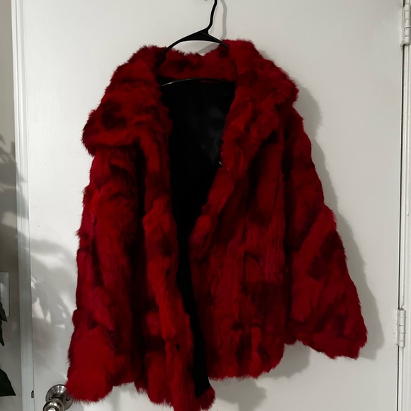 Baby It’s COLD OUTSIDE & This STUNNING red rabbit fur is the perfect for it - Picture 4 of 8